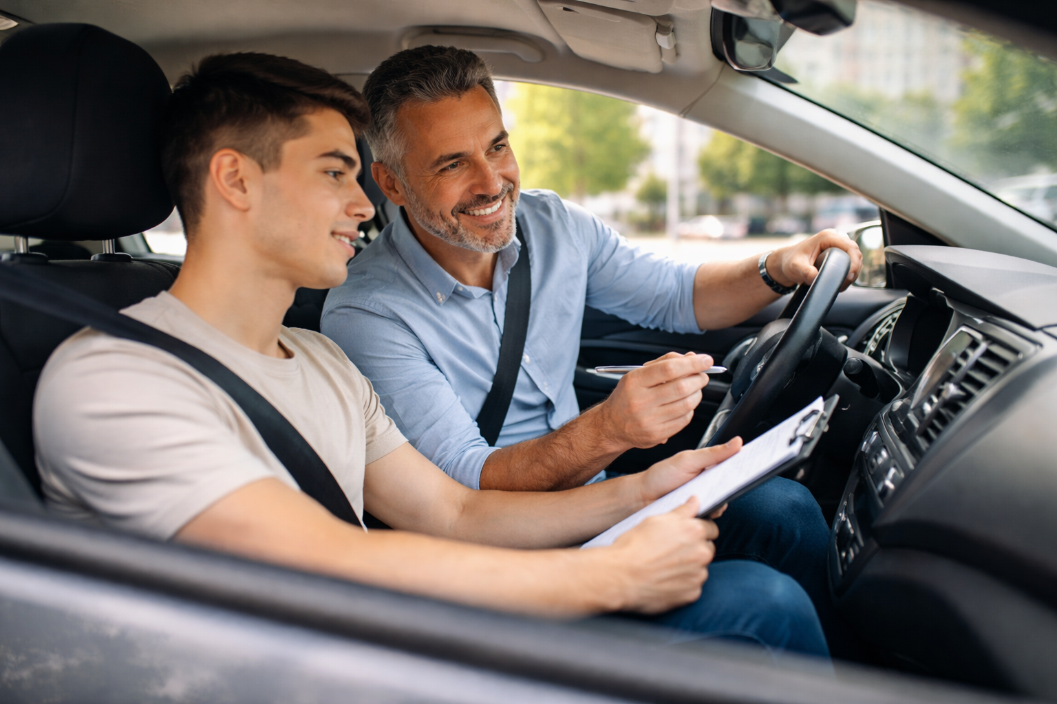 מורים ותיקים לנהיגה בפתח תקווה מלמדים תלמידים בכבישי העיר